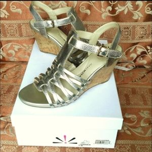 BNIB*Isaac Mizrahi leather gold fisherman wedges